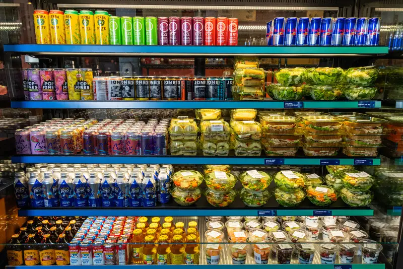 A deli case with a variety of food and drink options at the Seattle Aquarium café.